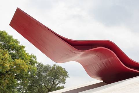 Língua vermelha com árvore de fundo do Auditório do Ibirapuera'