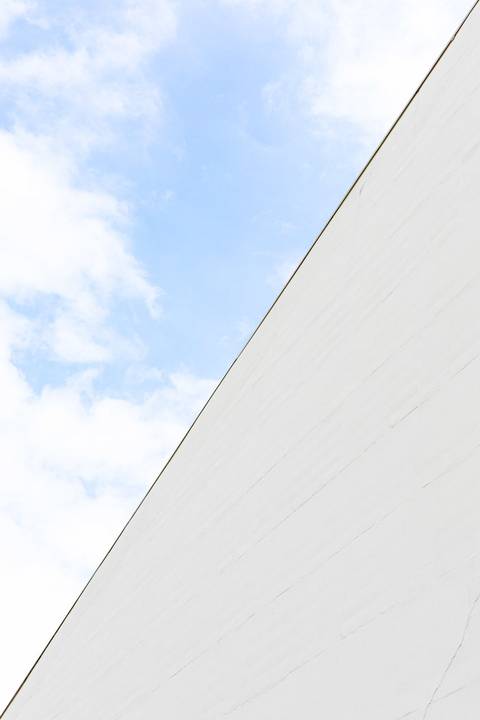 céu azul com parede do Auditório do Ibirapuera'