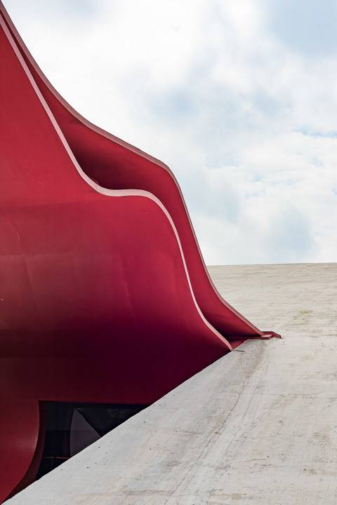 Língua vermelha de perto do Auditório do Ibirapuera'