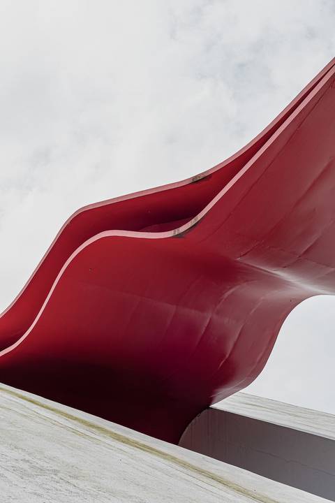 Detalhe da língua vermelha de perto do Auditório do Ibirapuera'