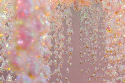 balões com fundo rosa claro'