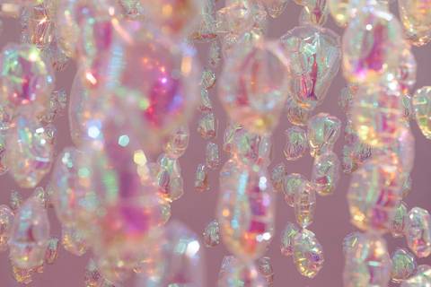 balões com fundo rosa'