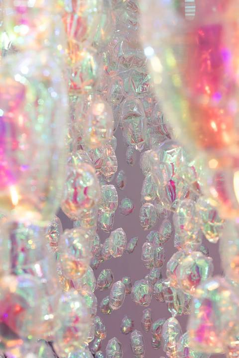 balões com fundo rosa escuro'