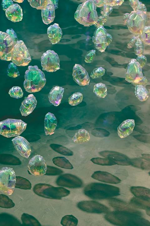 balões levitando com fundo verde'