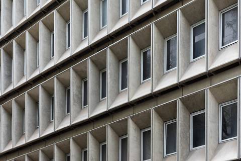 Fachada de edifício moderno na Avenida Paulista'
