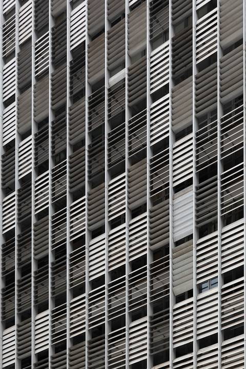 Fachada de edifício moderno com brises na Avenida Paulista '