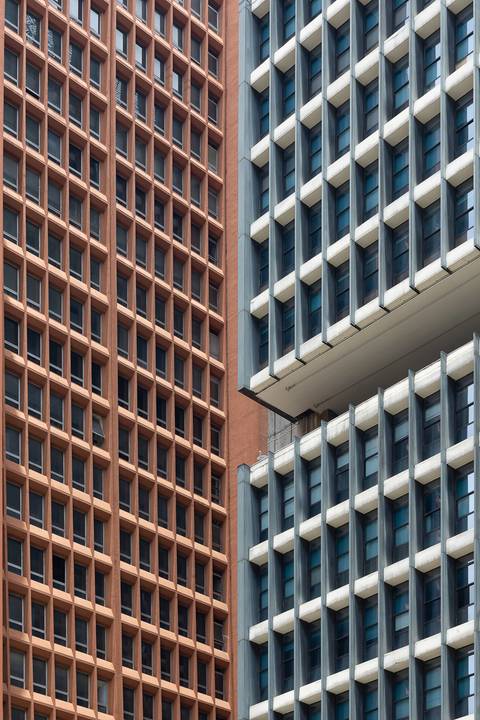 Fachadas de dois edifícios sobrepostas em São Paulo'