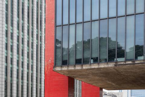 MASP com edifício ao fundo'