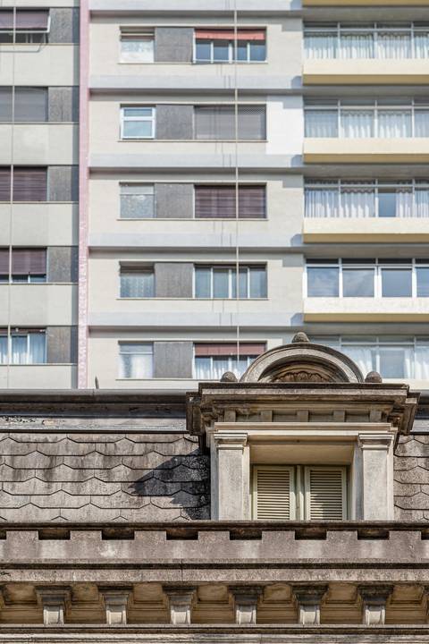 Casa das Rosas com edifício ao fundo na Av. Paulista '