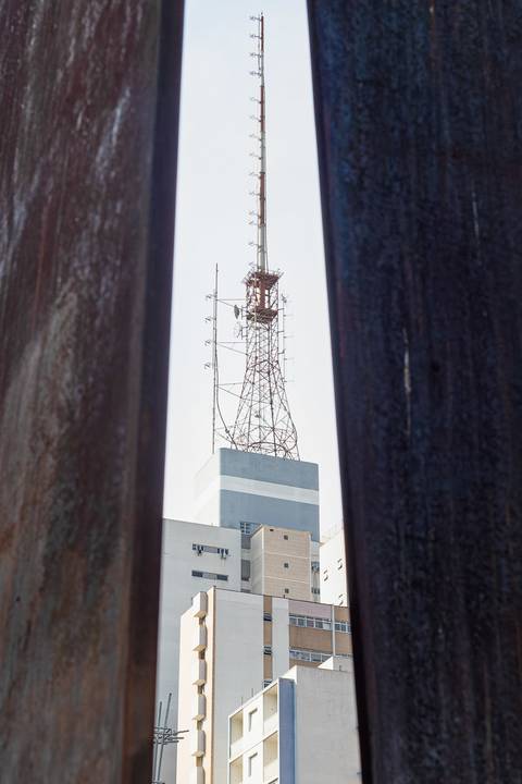 Antena com escultura de metal '