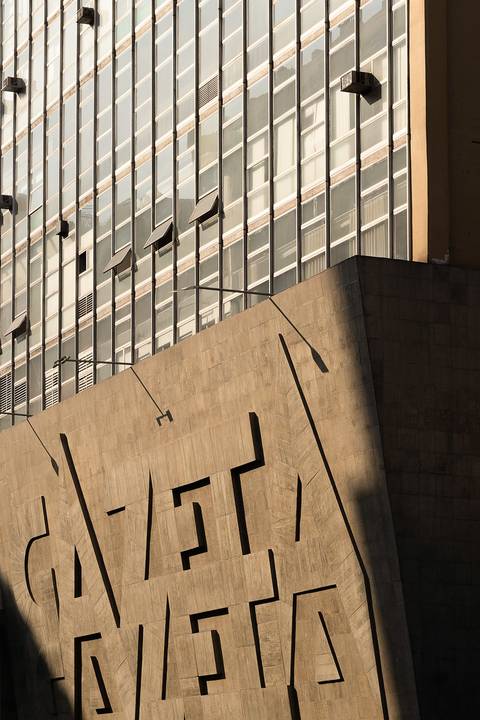 Fachada de concreto no entardecer do edifício Gazeta na Av. Paulista'