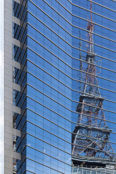 Reflexo de antena num edifício em São Paulo'