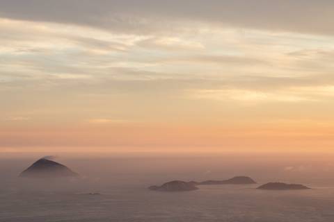 Vista das Ilhas Cagarras, visto do Pão de Açúcar ao entardecer'