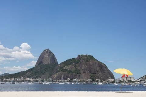 Pão de Açucar visto da praia de Botafogo'