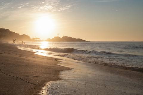 Nascer do sol na praia de Ipanema para o Arpoador no Rio de Janeiro'