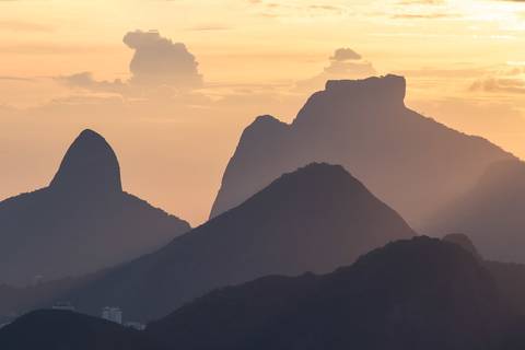 Morros do Rio de Janeiro com luz do entardecer'