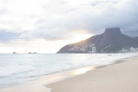 Praia de Ipanema ao entardecer no Rio de Janeiro'