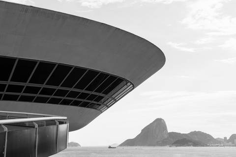 Museu de Arte Contemporânea (MAC) em Niterói com Pão de Açúcar de fundo'