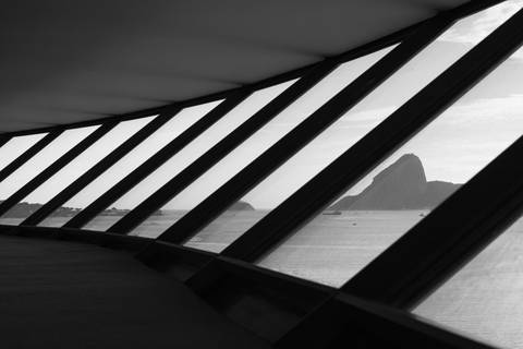 Janelas do Museu de Arte Contemporânea (MAC) em Niterói com Pão de Açúcar de fundo'