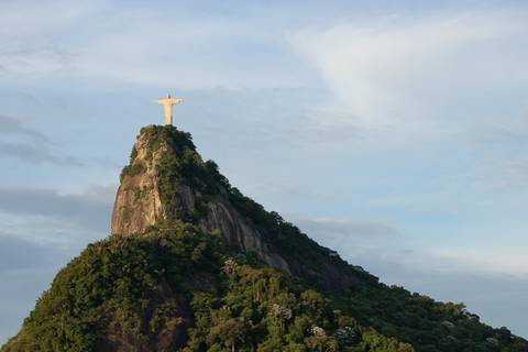 Cristo visto de perto com morro'