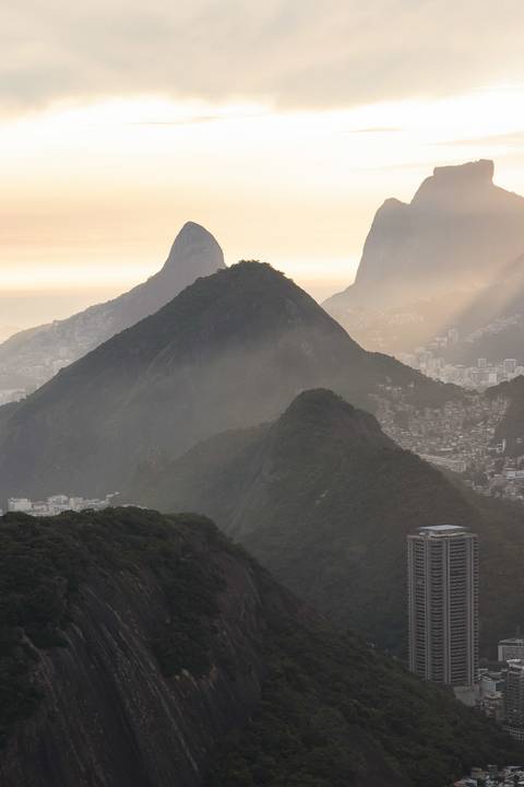 Morros com névoa no entardecer no Rio de Janeiro'