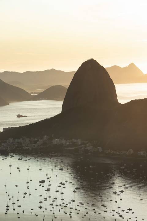 Vista aérea do Pão de Açúcar ao amanhecer no Rio de Janeiro'