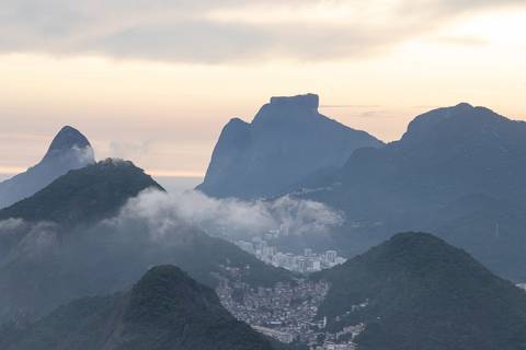 Morros vistos do Pão de Açúcar ao entardecer'