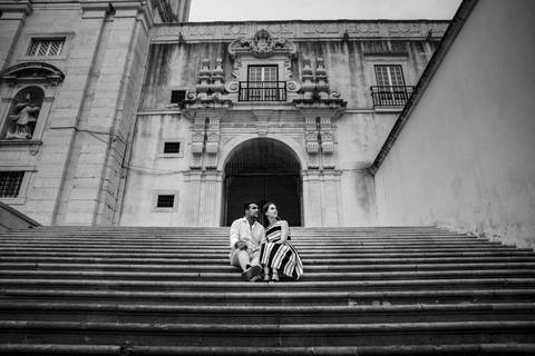 Fotografia do casal sentado em escadas'