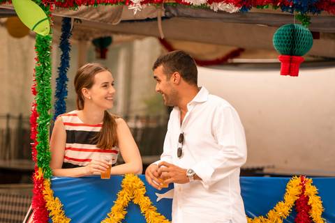 noivos a beber uma cerveja - sessão fotográfica Santo António'