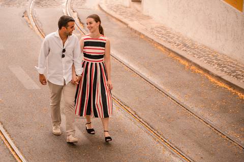 noivos a caminhar nas ruas de Lisboa - sessão fotografia de pré-wedding na cidade'