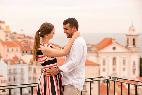 sessão fotográfica de pré-wedding na cidade (Lisboa) - noivos abraçados'
