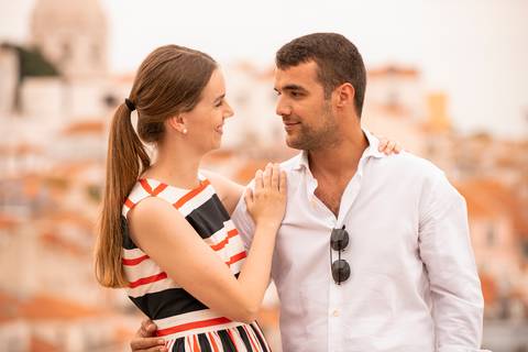 sessão fotográfica de casal na cidade - noivos a olhar um para o outro'