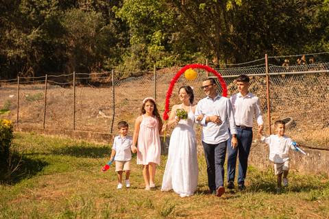 noiva a caminhar com a família até ao altar - fotografo de casamento em Ermesinde'