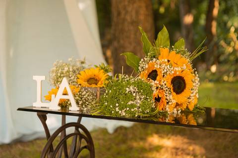 mesa decorativa com iniciais das noivas - fotografia de casamento Porto'