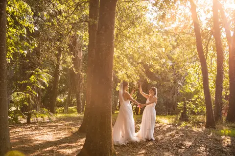 fotografia das noivas a dançar na natureza - casamento no Porto'