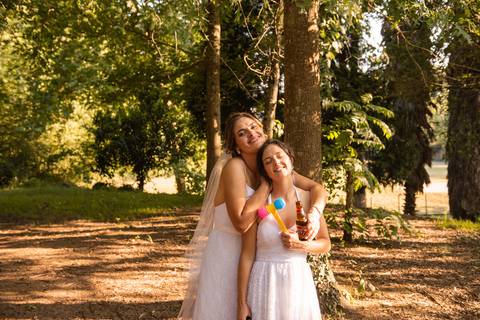 noivas com martelo de São João - fotógrafo de casamento em Ermesinde'