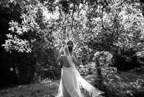 noivas a dançar na natureza - fotografia de casamento a preto e branco '