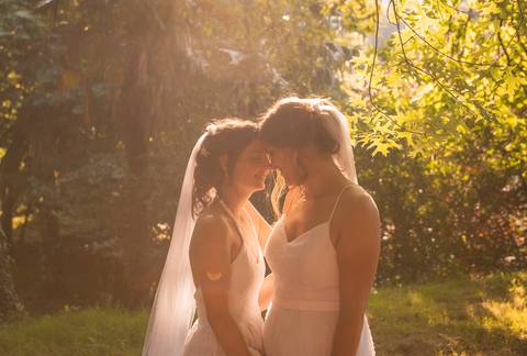 fotografia das noivas na natureza no dia de casamento'