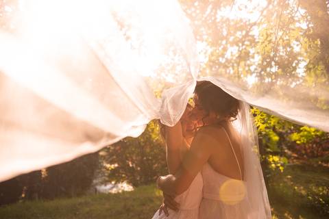 noivas abraçadas debaixo do véu - fotografia de casamento em Ermesinde, Porto'