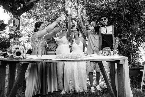 noivas a brindar com os padrinhos - fotografia de casamento a preto e branco'