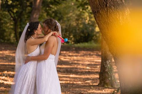 noivas abraçadas com um martelo de São João - fotografia de casamento no Porto'