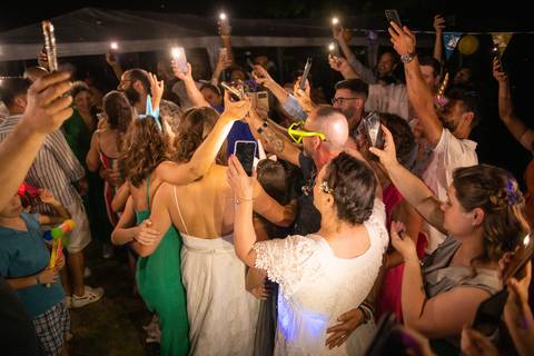 noivas a dançar com a família - fotografia de casamento em Ermesinde, Porto'
