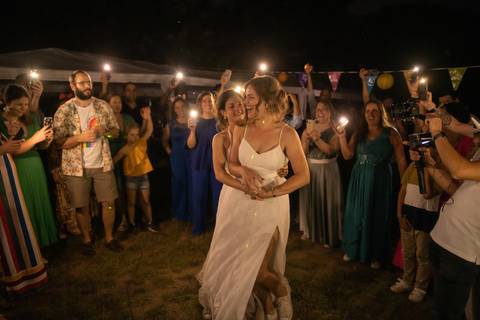 fotografia de casamento de noivas a dançar abraçadas'