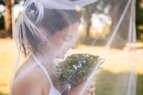 noiva a cheirar o ramo do casamento - fotógrafo de casamentos em Ermesinde, Porto'