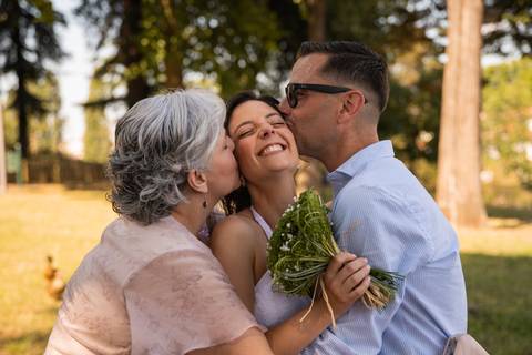 noiva a abraçar a mãe e o irmão - fotografia de família no casamento'