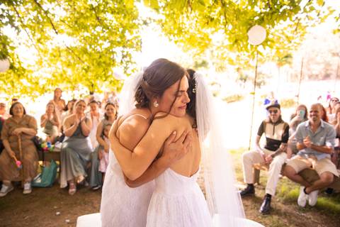 noivas abraçadas no altar - fotografo de casamentos em Ermesinde'