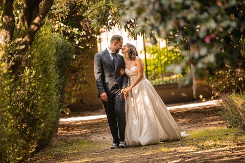 casal abraçado a caminhar na natureza - sessão fotográfica de pós-wedding'