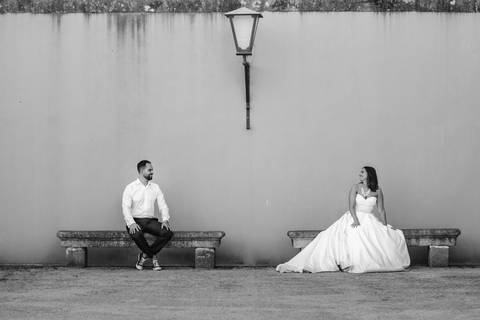 casal sentado em bancos a olhar um para o outro - fotografia a preto e branco, Ermesinde, Porto'