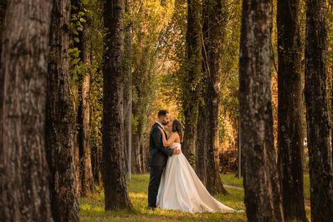fotografia de casal abraçado no meio da natureza - pós-wedding Ermesinde, Porto'