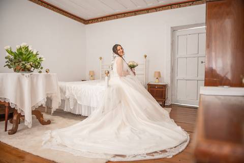 noiva a mostrar o vestido - fotógrafo de casamentos, Porto'